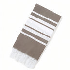 Fouta frangée de plage rayée en deux couleurs