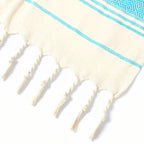 Fouta pour plage à rayures décentrées et franges