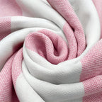 Fouta rayée en trois couleurs et frangée pour plage