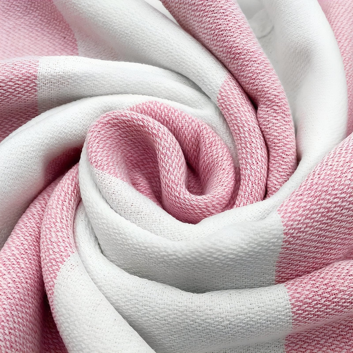 Fouta rayée en trois couleurs et frangée pour plage