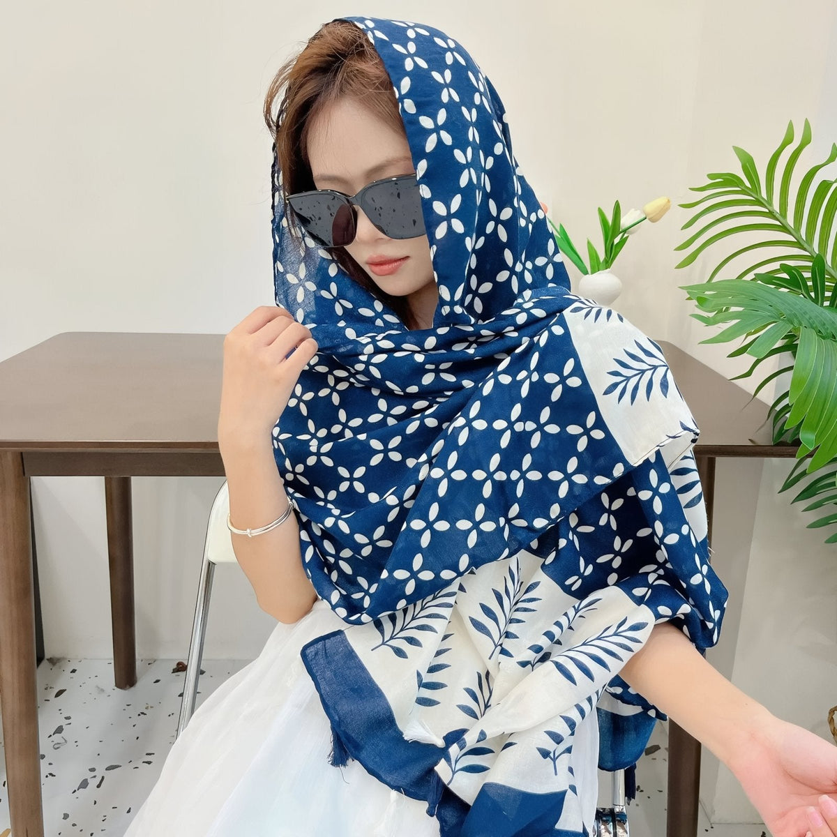 Grand carré femme bleu marine et blanc