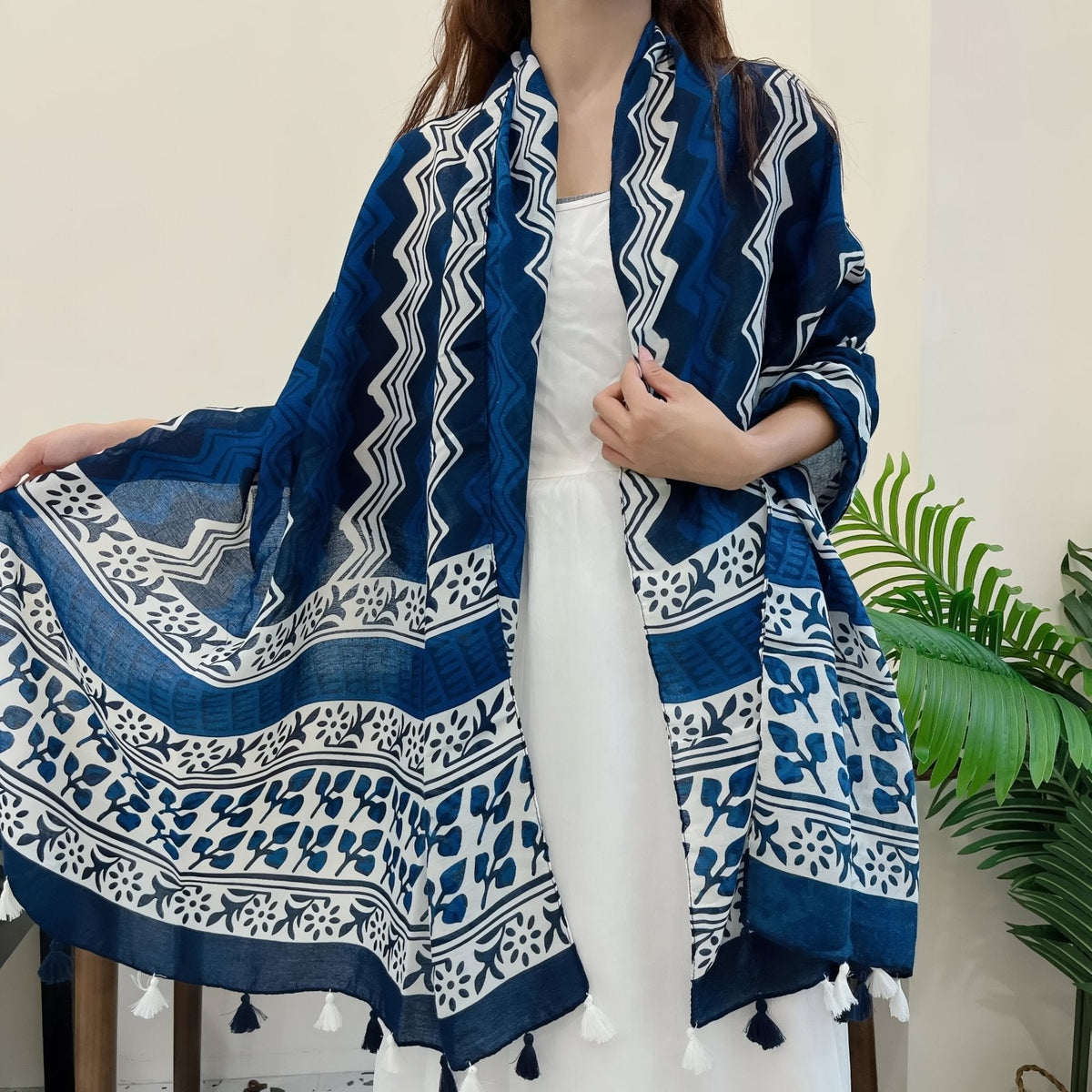 Grand foulard bicolore bleu marine et blanc femme