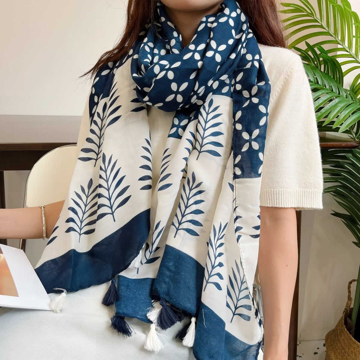 Grand foulard blanc et bleu marine pour femme