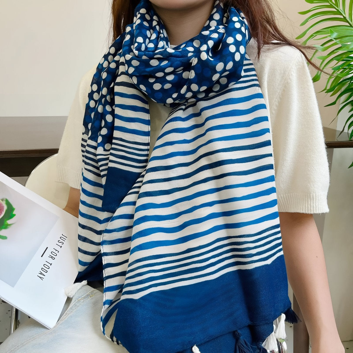 Grand foulard pour femme blanc et bleu marine