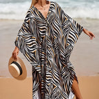 Grande robe colorée avec encolure en V pour la plage