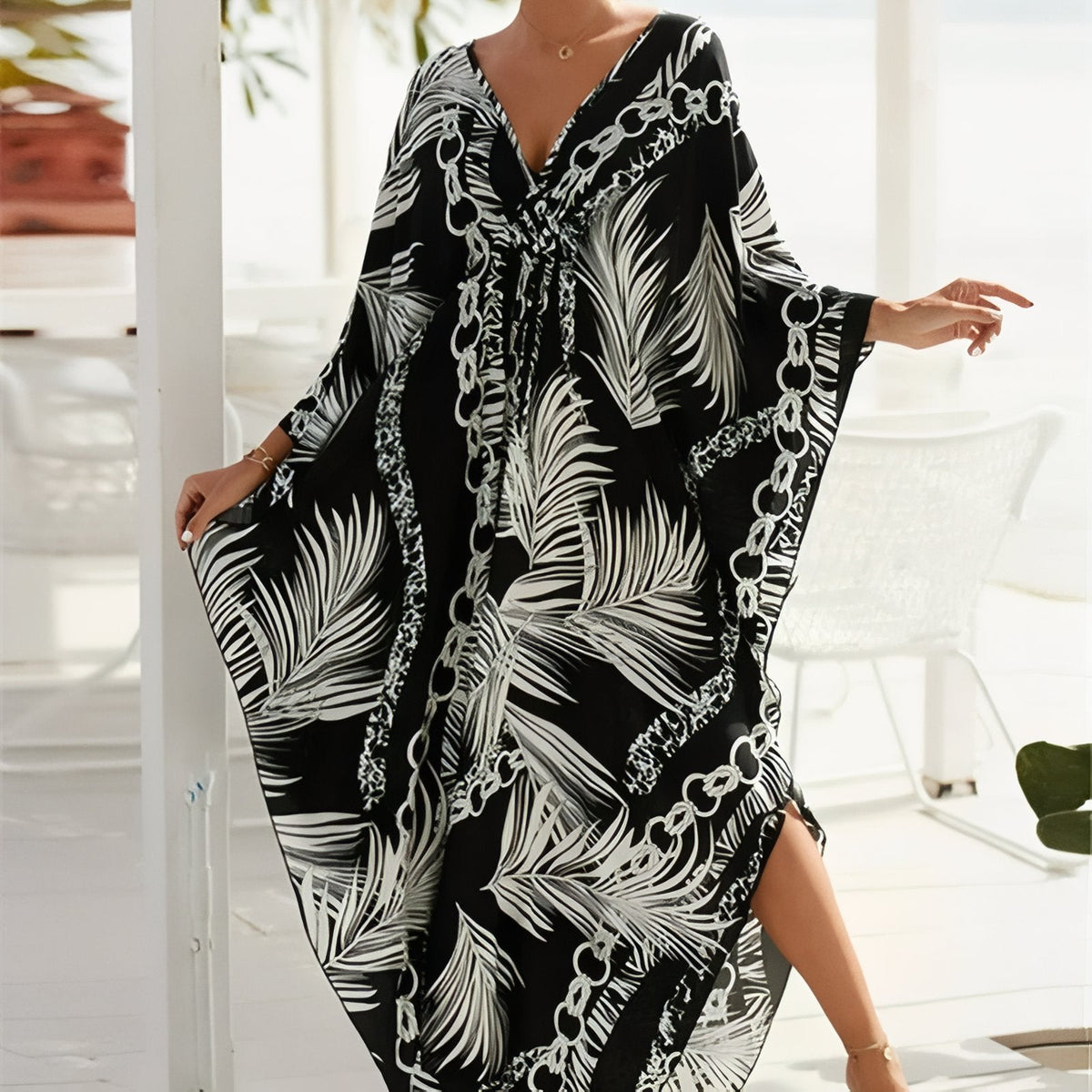 Grande robe de plage vive avec encolure en V