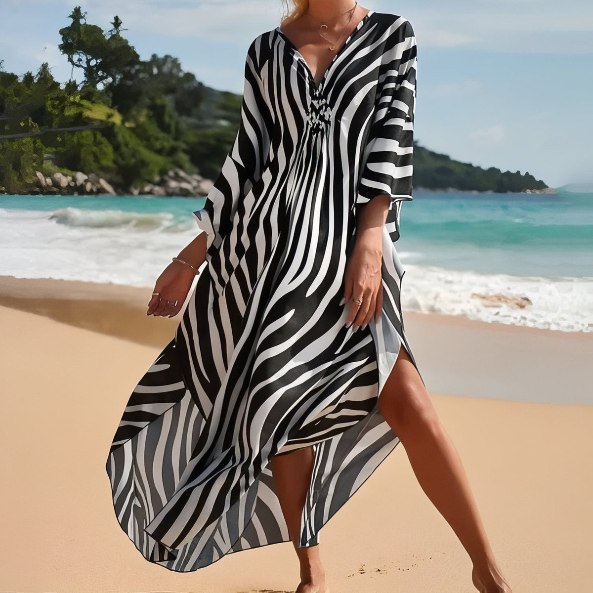 Grande robe multicolore de plage à encolure en V