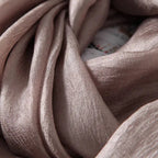 Long foulard à finition satinée