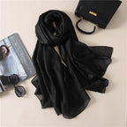 Long foulard au rendu satiné