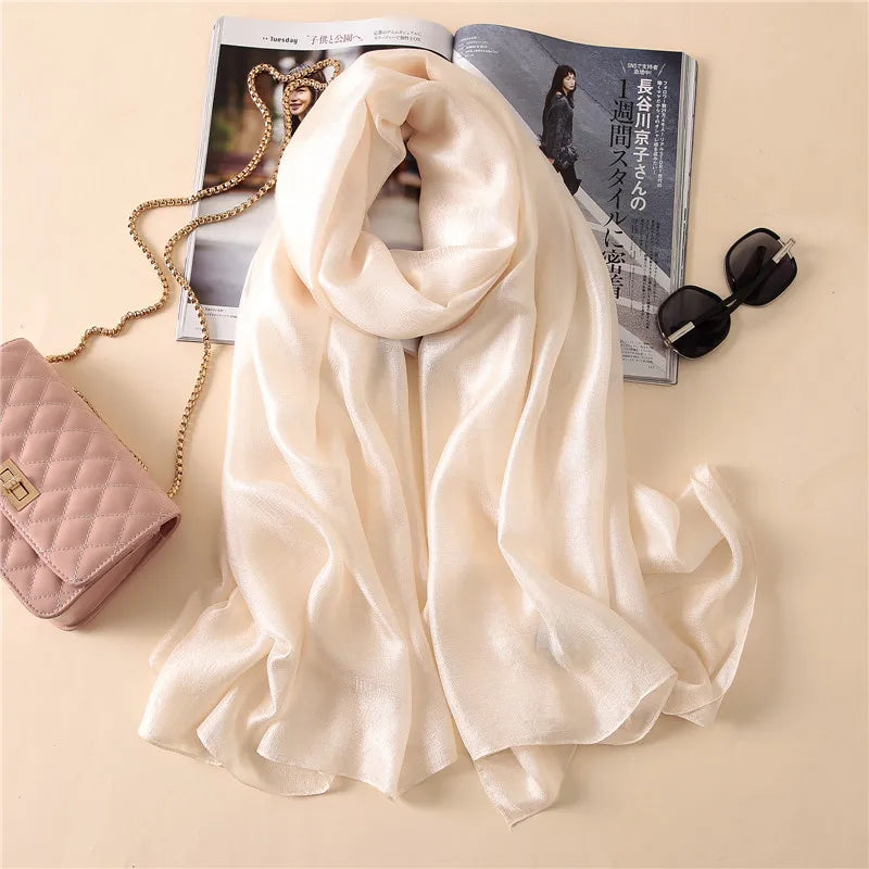 Long foulard avec aspect satiné