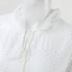 Longue robe balnéaire blanche ornée de dentelles brodées bohèmes