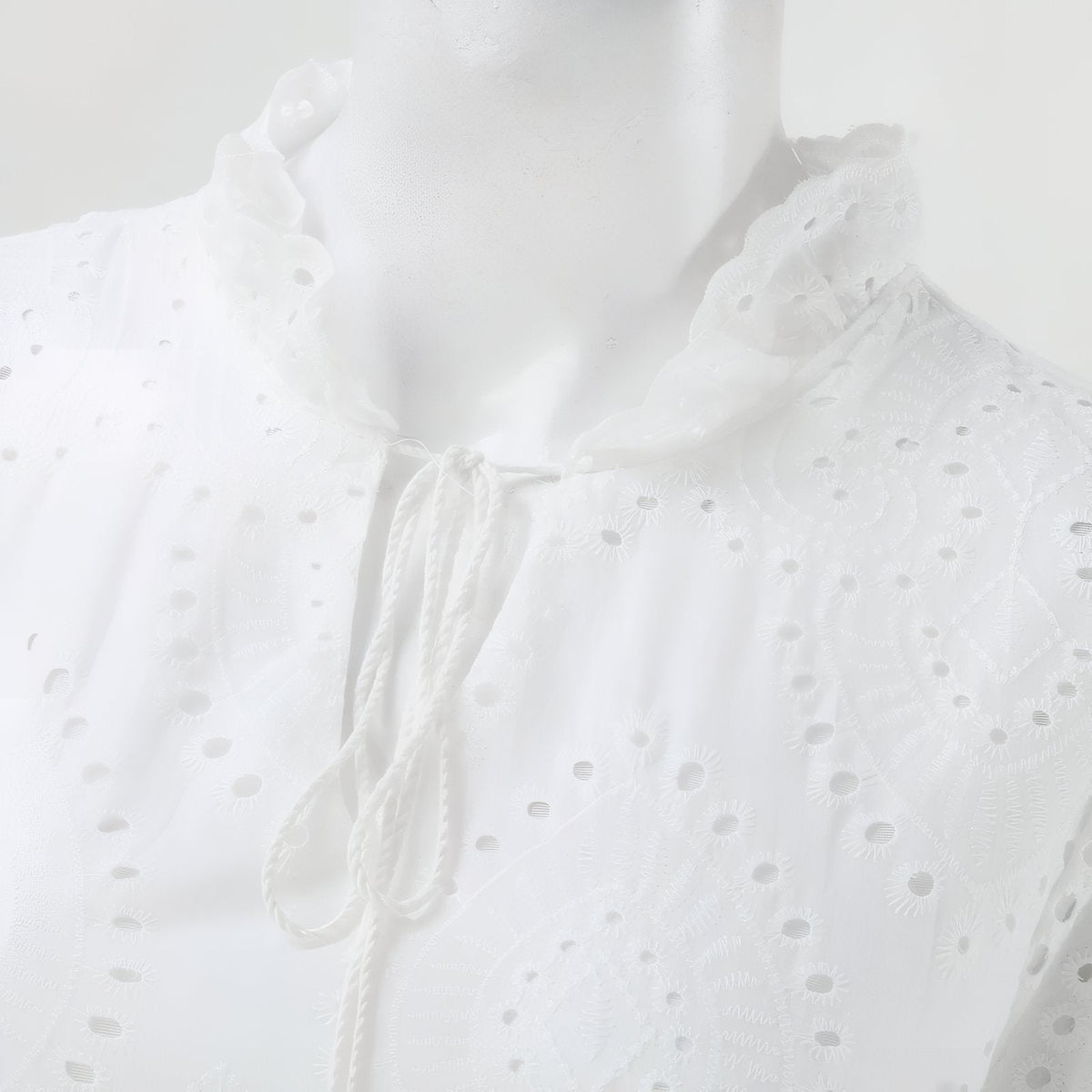 Longue robe balnéaire blanche ornée de dentelles brodées bohèmes