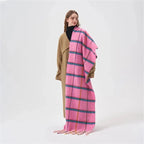 Maxi plaid porté en écharpe