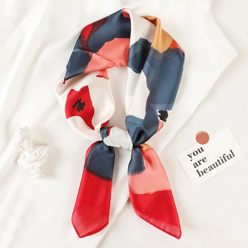 Petit carré de couleur à porter en foulard