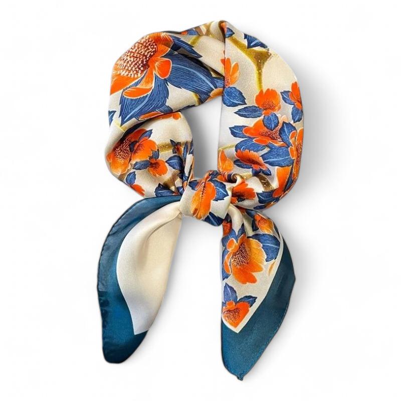 Petit foulard couleur en forme de carré