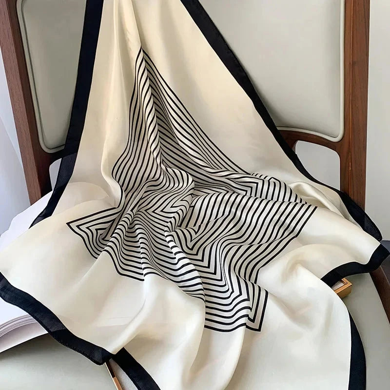 Petit foulard de forme carrée coloré