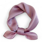 Petit foulard en soie destiné aux femmes