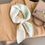 Petit foulard féminin porté autour du cou