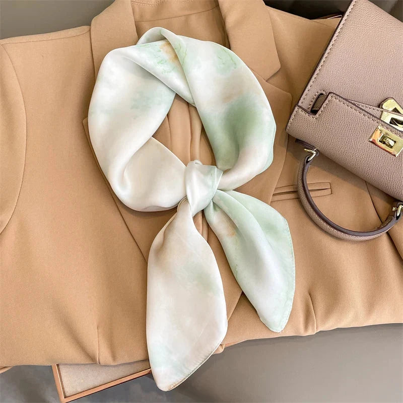 Petit foulard féminin porté autour du cou