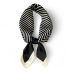 Petit foulard pour femme porté au cou