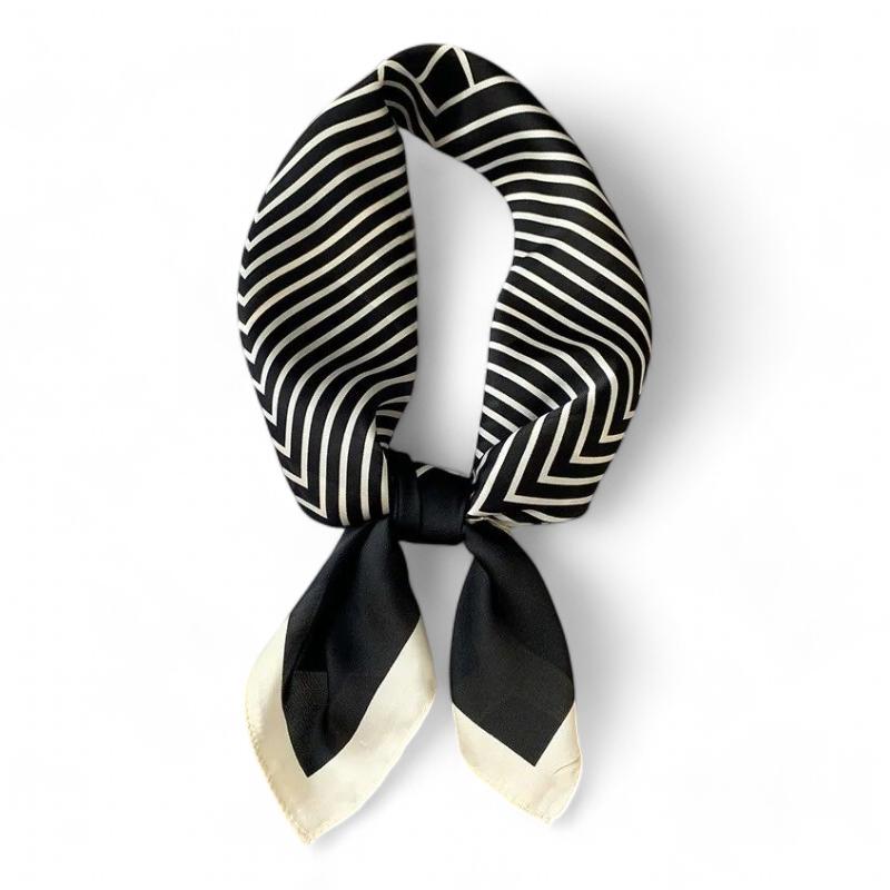 Petit foulard pour femme porté au cou