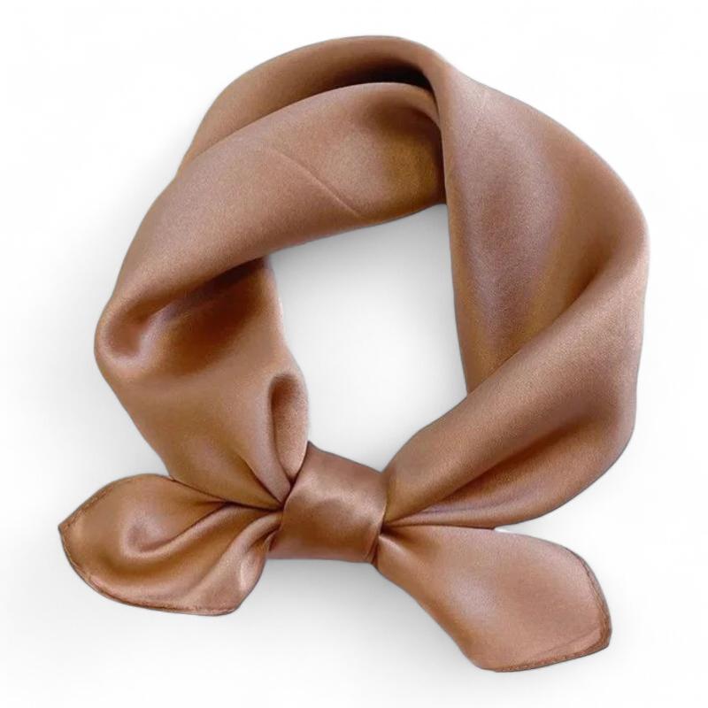 Petit modèle de foulard en soie féminin