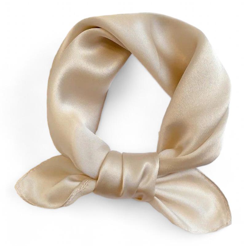Petit modèle féminin de foulard en soie