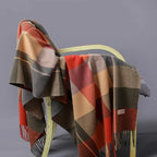 Plaid à motif écossais porté en écharpe
