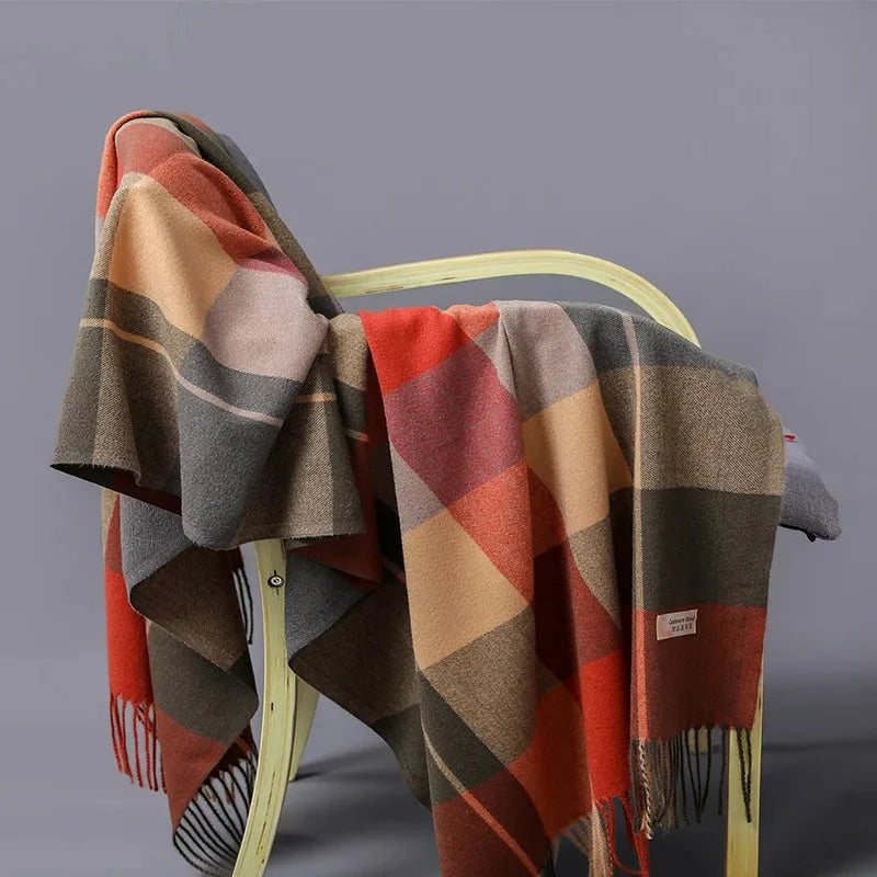 Plaid à motif écossais porté en écharpe