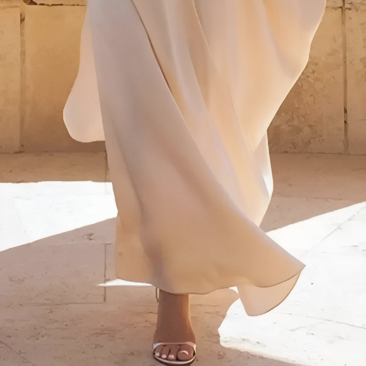 Robe balnéaire blanche asymétrique à une épaule découverte