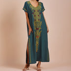 Robe balnéaire style ethnique dotée d’une fente