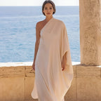 Robe blanche asymétrique de plage avec épaule dénudée