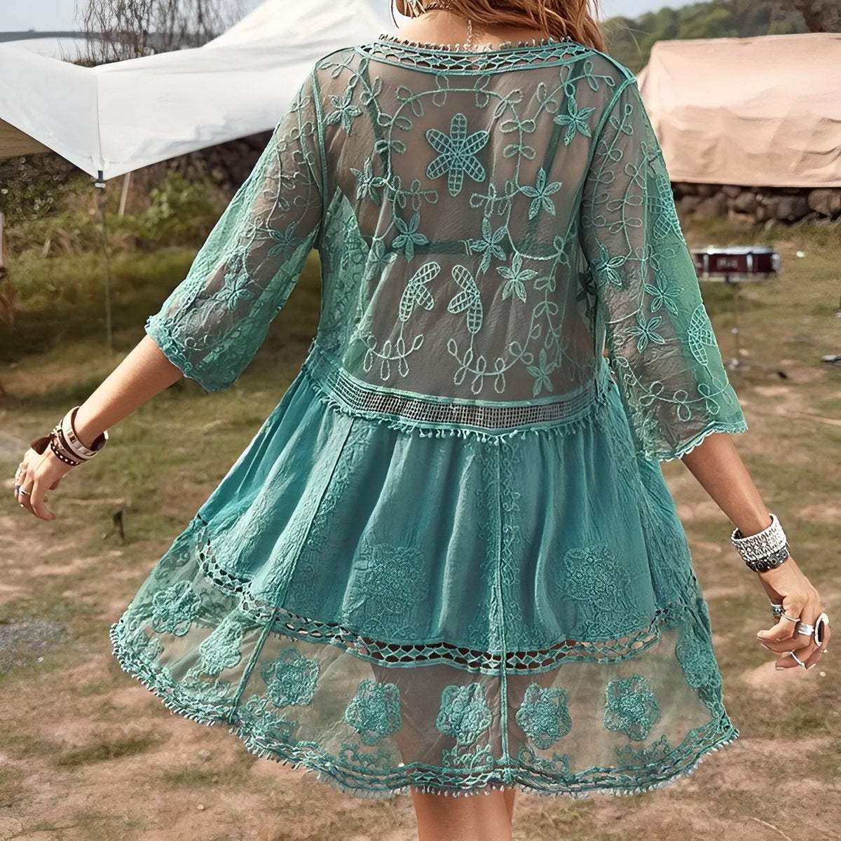 Robe courte de plage en dentelle à encolure plongeante