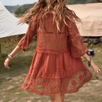 Robe courte pour la plage en dentelle, col plongeant