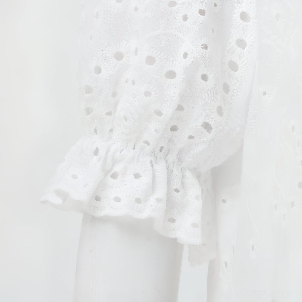 Robe de plage bohème longue et blanche avec dentelles brodées