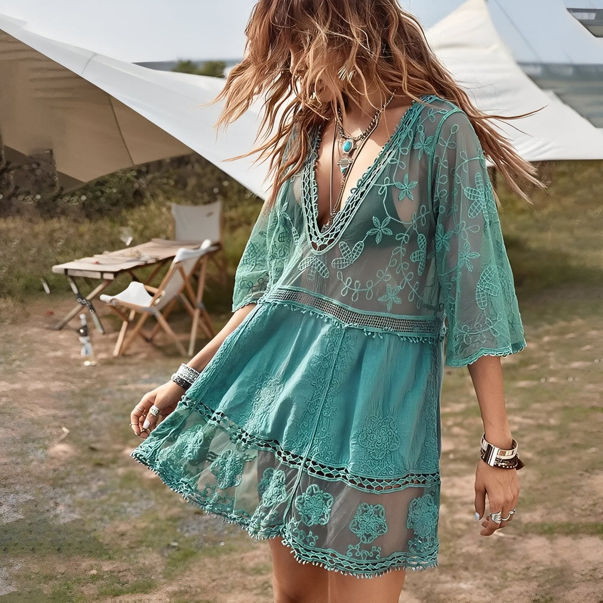 Robe de plage courte, dentelle et encolure plongeante
