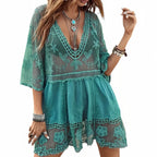 Robe de plage en dentelle, coupe courte et col plongeant
