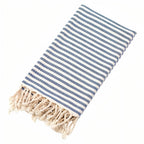 Serviette fouta en coton destinée à la plage